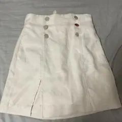 ホワイトタイトスカート ボタン付き 前スリット