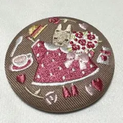 サンリオ　刺繍缶バッジ　マロンクリーム