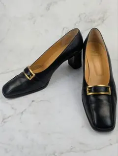 美品 BURBERRYS パンプス ブラック 黒 ゴールド金具 24.5cmのサムネイル