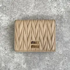 MIUMIU マテラッセ 二つ折り財布 コンパクト財布ピンクベージュのサムネイル