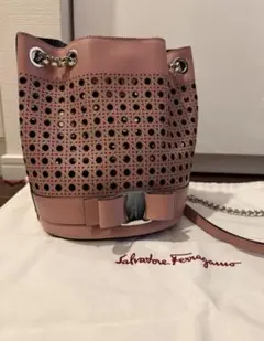 【新品同様】フェラガモ ヴァラ パンチングレザーバッグ