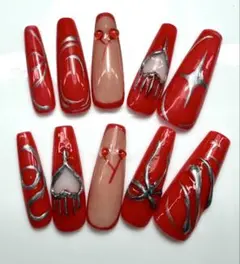 赤とシルバーのハートデザインネイルチップ
