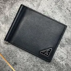 極美品✨プラダ マネークリップ サフィアーノ 三角ロゴ 折り財布 現行品 黒