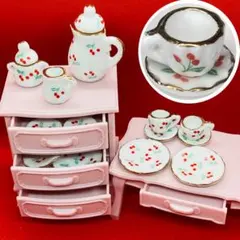 新品ミニチュア17点　チェリー柄ティーセット　ピンクチェスト・テーブル引出し可動