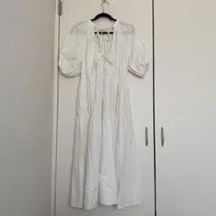 白ワンピース　パフスリーブ　バックリボンのサムネイル