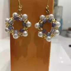 ゆらゆらハンドメイド ピアス 花輪デザインパール、ブルーピーズ