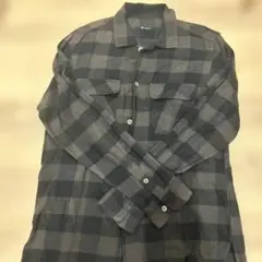 グレーとブラックのチェック柄長袖シャツ
