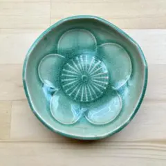 青磁風 梅柄 小皿 陶器のサムネイル