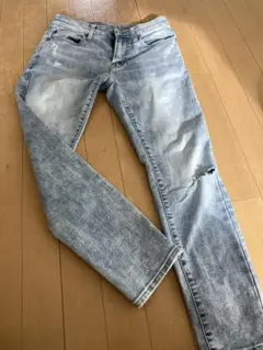 ライトブルースキニーデニム　ダメージあり