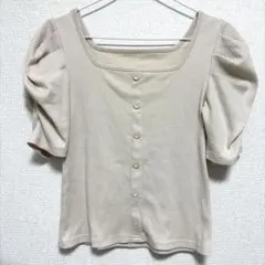 ベージュ パフスリーブ トップス