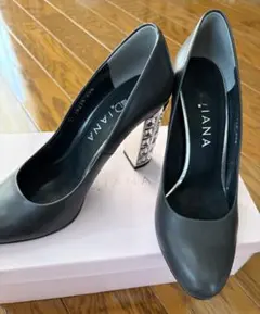 ダイアナ　ビジュー付き黒パンプス　チャンキーヒールのサムネイル