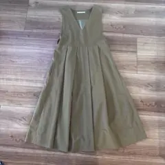 KBF ブラウン Vネック フレアワンピース