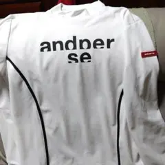 and per se ロゴ入りホワイトシャツ