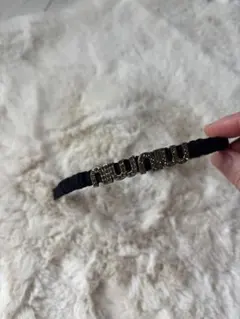 ロゴビジュー付き黒カチューシャ