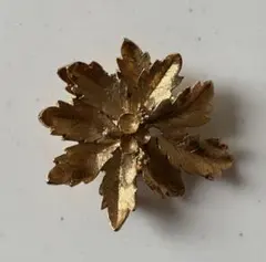 ブローチ　リーフモチーフ　ゴールド