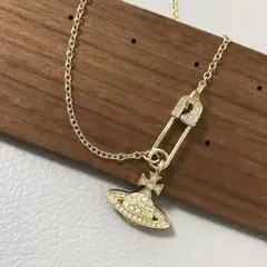 Vivienne ヴィヴィアンの安全ピンオーブネックレス