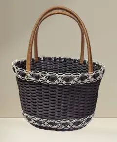 紫紺と白の編み込みかごバッグ