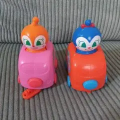 ガチャガチャ　アンパンマンキャラクター 車型おもちゃ 2個セット