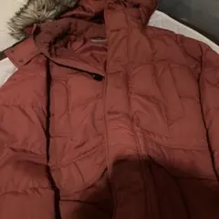 赤いダウンジャケット フード付き