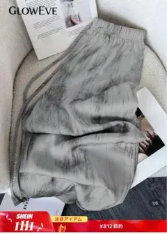 サテン素材のルーズパンツ