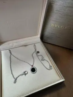 【正規 未使用】BVLGARI ロゴ刻印 金×白チャーム/ネックレスチェーン 正規 未使用】BVLGARI ロゴ刻印 白×金チャーム/ネックレスチェーン