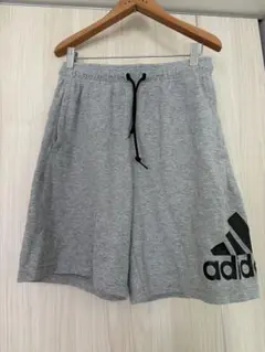 adidas グレーハーフパンツ ロゴ入り