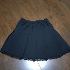 黒いプリーツスカート レース付き