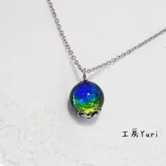 光るホタルガラスケラママリンのシルバーイヤリングとネックレス