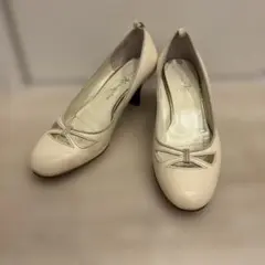 銀座かねまつKanematsuアイボリー白レザー 革ハイヒールパンプス231／2