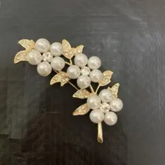 パールとクリスタルの花モチーフブローチ