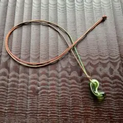 とんぼ玉　勾玉　紐のペンダント(手作りガラス)深緑ホワイトマーブル