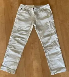 薄いグレー　ストレートデニム