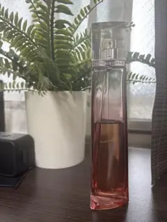 GIVENCHY VERY オーデトワレ 香水のサムネイル