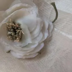 ♪愛らしいオフホワイトのコサージュ〜入学式　卒業式　発表会　記念日に