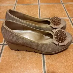 ファーストコンタクト　ビジュー付きパンプス