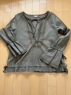 ニコル　刺繍入り長袖ブラウス カーキのサムネイル
