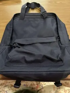 シンプルな黒いバックパック