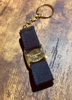 【箱付き】サルヴァトーレ・フェラガモ ヴァラ リボン キーホルダー ネイビーのサムネイル
