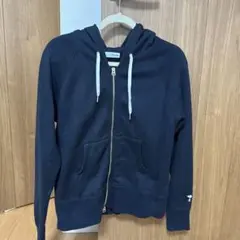 スヌーピー刺繍入りネイビーのパーカー