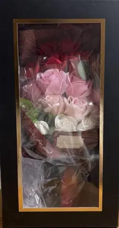 종이 봉지가 달린 상자에 담긴 몰루피 비누 꽃다발