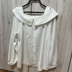 新品　フェルゥ　オフショルダー パールボタン ブラウス ホワイトのサムネイル