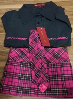 未使用　ブラックの半袖シャツとピンクチェック柄スカートのセット。