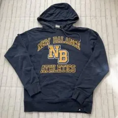 ニューバランス　メンズスウェットパーカー　ネイビー×オレンジ ロゴパーカー