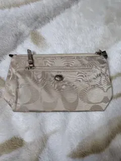 COACHベージュ ポーチ チャーム付き