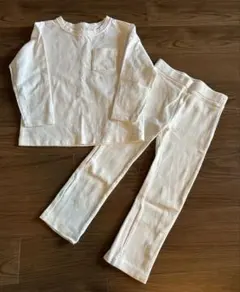 白の長袖トップスとパンツセット