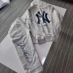 【新品未使用】ニューヨークヤンキース　セットアップ　上Ｌ下M　ニューエラ　MLBのサムネイル