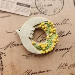 陶器　鳥とお花リース【3】のブローチ