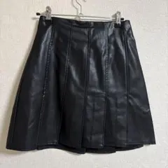 黒い合成皮革プリーツスカート
