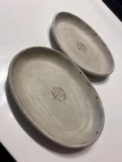 花モチーフの淡いグレー皿 2枚セット