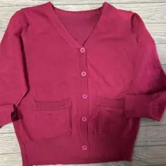 赤いVネックカーディガン